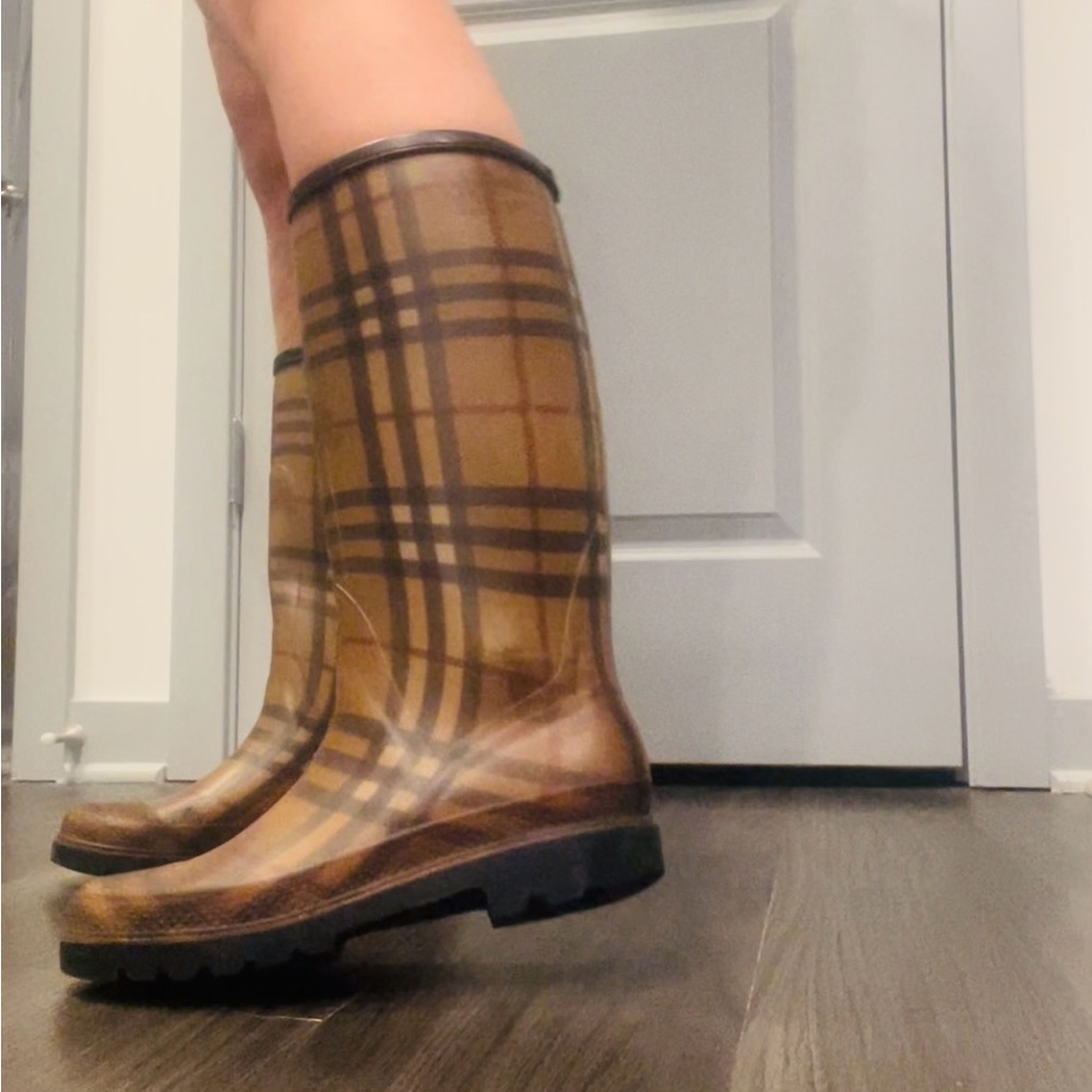 Burberry rain boots - Picture 7 of 11